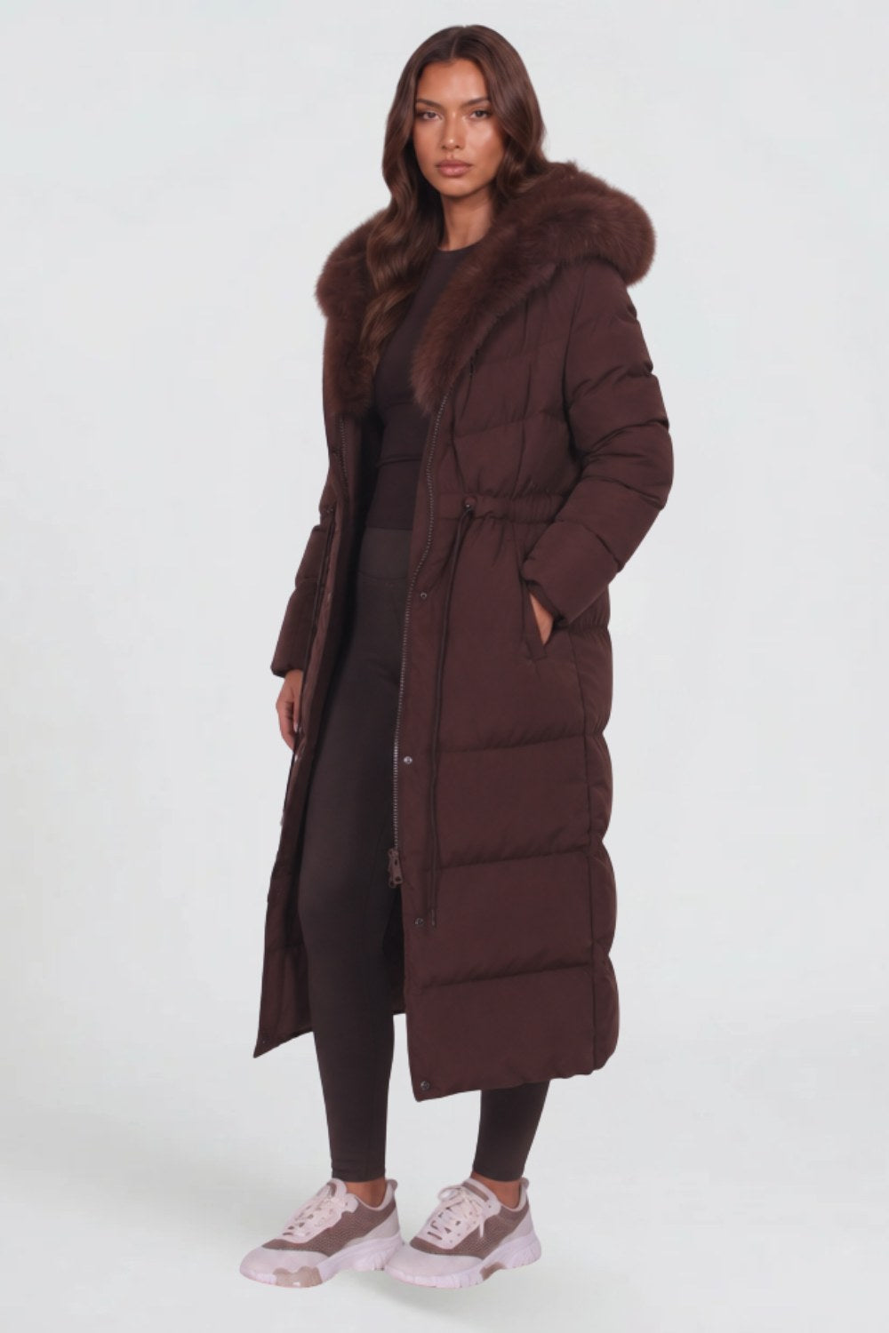 Jowita | Długi, ocieplany płaszcz zimowy damski z kapturem i kołnierzem z futra ekologicznego | Erwnn